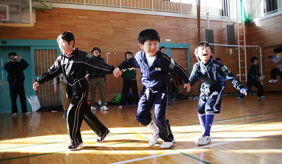 手をつないで鬼ごっこ