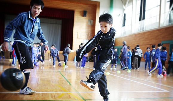 真剣な表情でシュート練習
