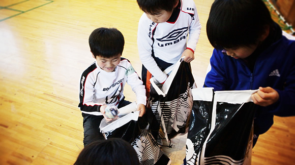 子供達ひとりひとりにサッカーボールをプレゼント