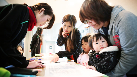 受付開始！名前付きのビブスをもらいます