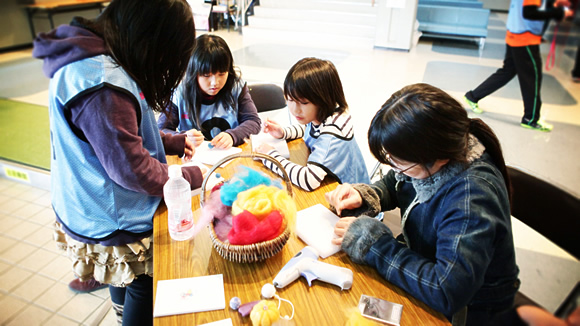 東北ちくちくプロジェクトは羊毛フェルトでかわいい小物を作ります