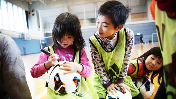 プレゼントのボールに名前を書きます。