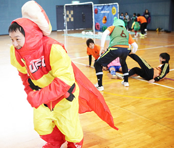 着ぐるみのヘンテコな鬼たちが登場