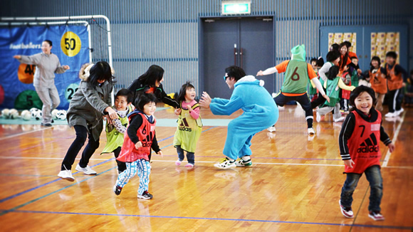 恒例の手つなぎ鬼ごっこ