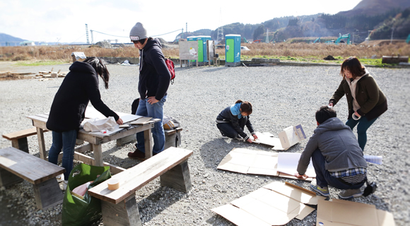 P@CTさん事務所前で看板づくり。