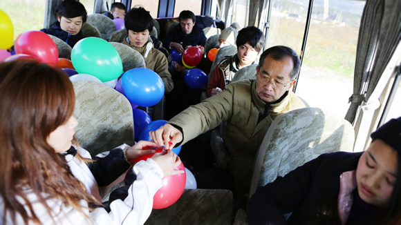 バスの中では数百個の風船の準備。