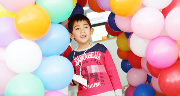 入口の風船ゲートをくぐります。