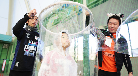 大きなシャボン玉の中に入れてびっくり。