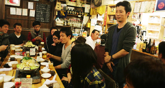 現地の方達と宴。