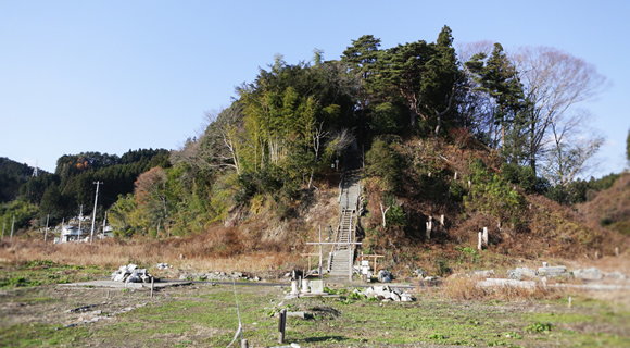高台にある諏訪神社を参拝。