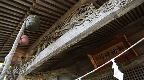 社殿のみごとな欄間細工は気仙大工の仕事。