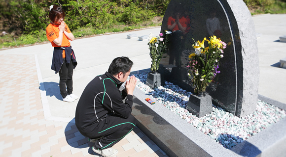 普門寺の震災の犠牲者を悼む慰霊碑を参拝