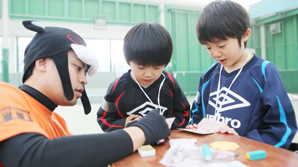 ブースを回ってスタンプを集めます