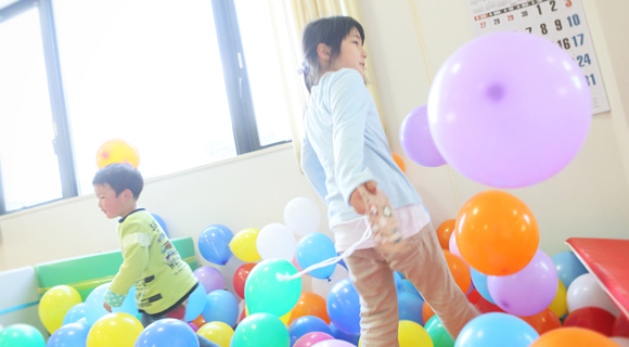 たくさんの風船の中から鈴の入った風船を探します