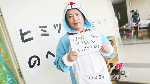 ドラえもんのコスチュームを着た門番が『ぼくの大好物を持ってきて。』