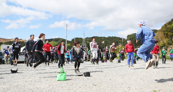 NPO法人P@CTさん の事務所でボランティアの方たちと朝の体操