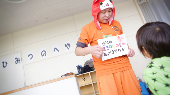 ジバニャンのコスチュームを着た門番が『ぼくのすきなものをもってきてね!!』