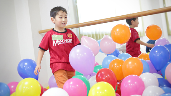 たくさんの風船の中から鈴の入った風船を探します