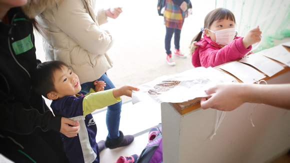 ジバニャンの大好物『チョコボー』を門番に渡すと秘密の部屋に入られます